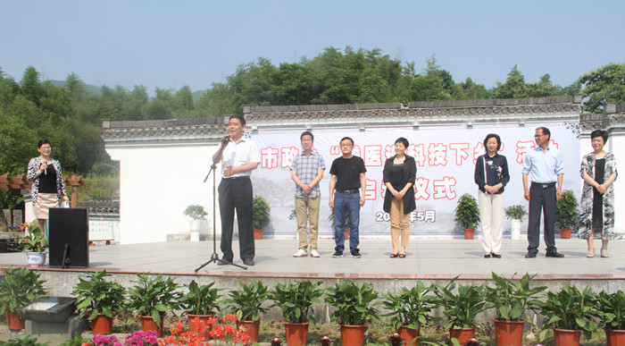 市政协教科文卫体委开展送医送科技送文化下乡活动